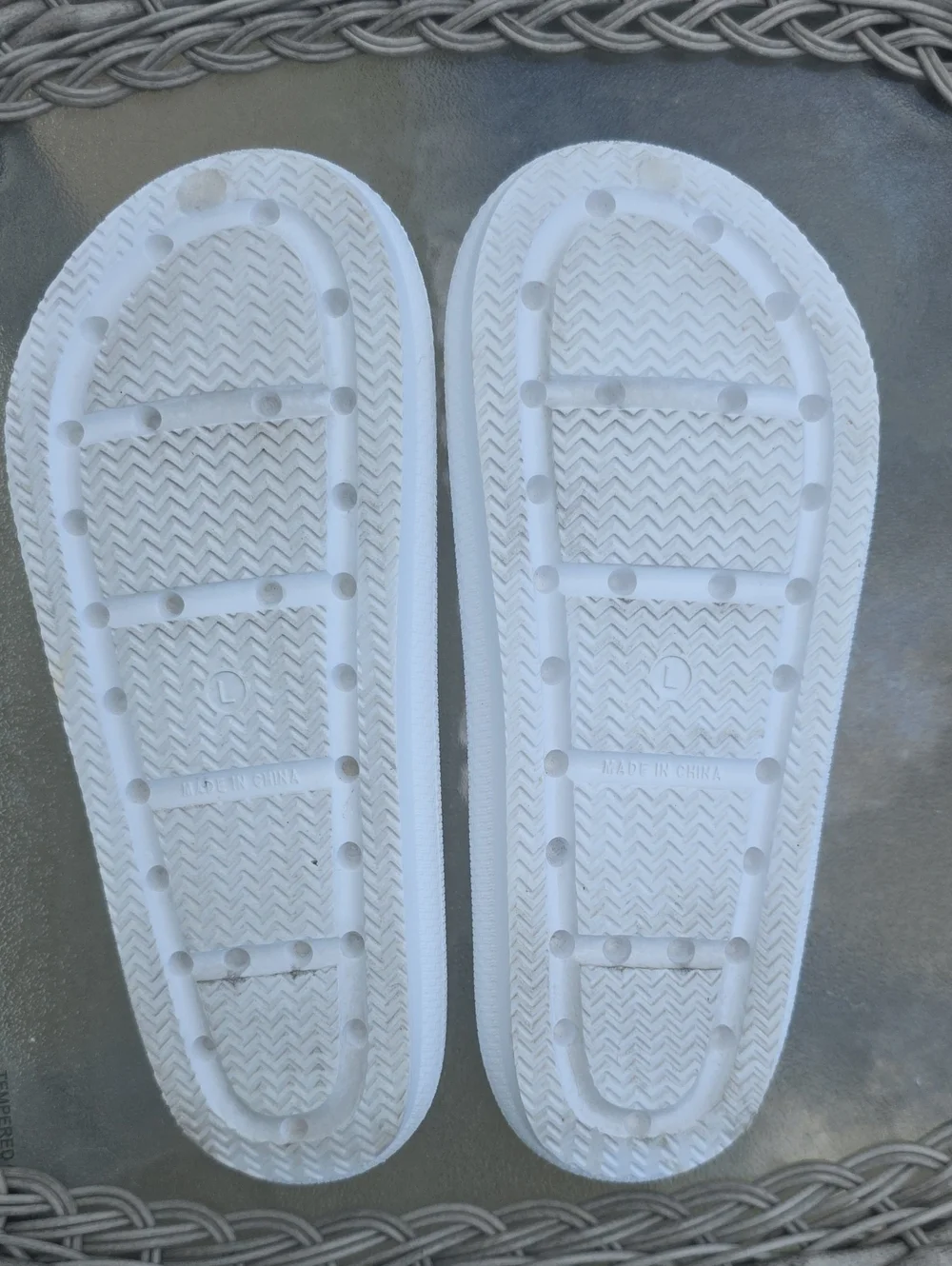 32° COOL White Flip Flop Slides